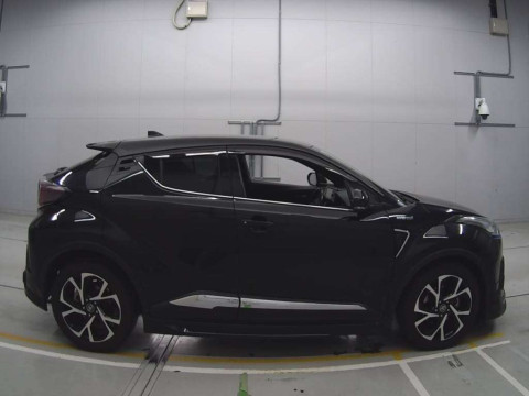 2017 Toyota C-HR ZYX10[2]