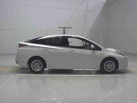 2018 Toyota Prius ZVW50[2]