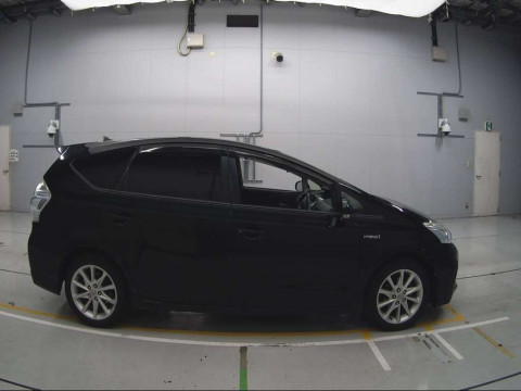 2012 Toyota Prius alpha ZVW41W[2]