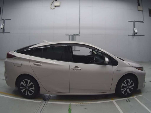 2017 Toyota Prius PHV ZVW52[2]