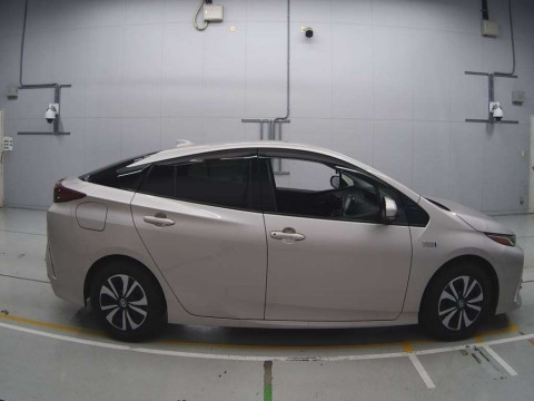 2017 Toyota Prius PHV ZVW52[2]