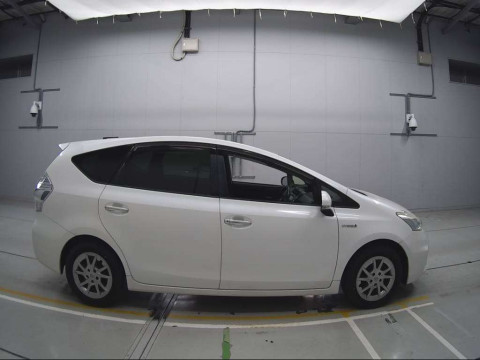 2013 Toyota Prius alpha ZVW41W[2]