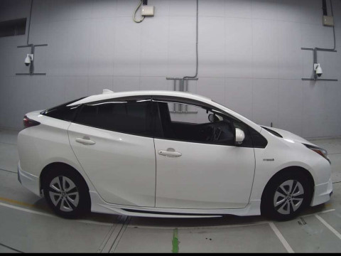 2018 Toyota Prius ZVW50[2]