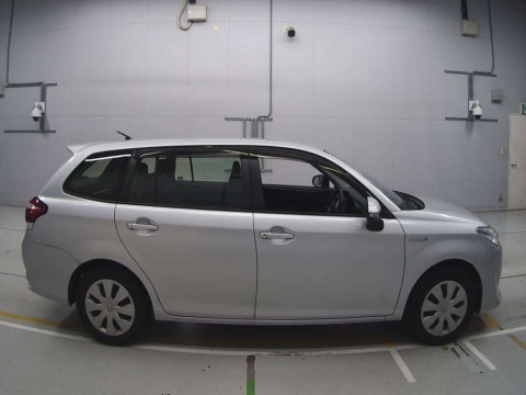 2015 Toyota Corolla Fielder NKE165G[2]