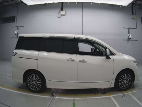 2015 Nissan Elgrand TE52[2]