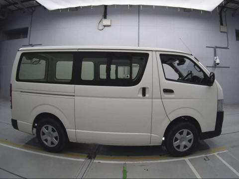 2020 Toyota Regiusace Van TRH200V[2]