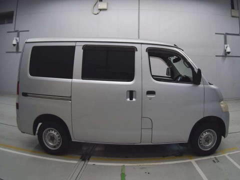 2010 Toyota Townace Van S402M[2]