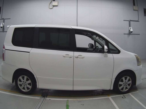 2008 Toyota Noah ZRR70W[2]