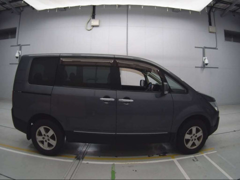 2012 Mitsubishi Delica D5 CV2W[2]