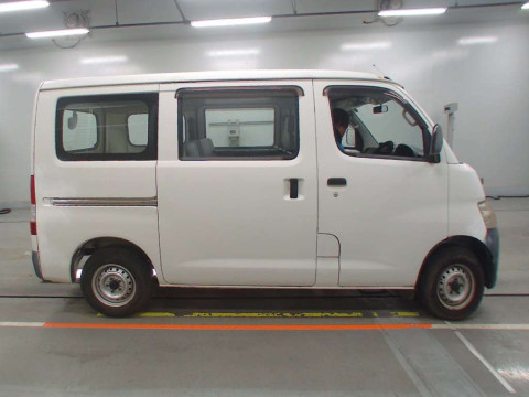 2011 Toyota Liteace Van S402M[2]