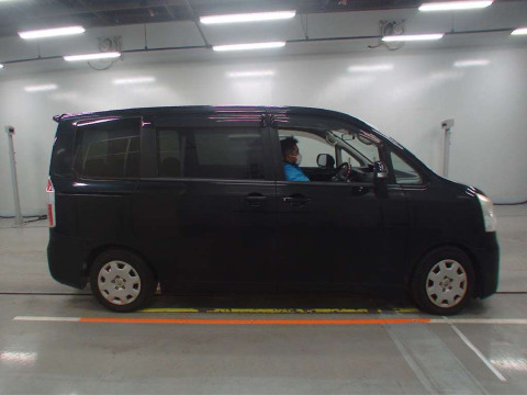 2008 Toyota Noah ZRR70G[2]