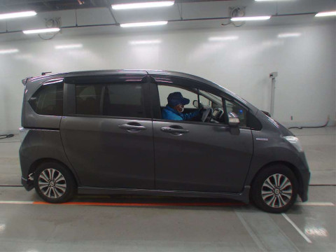 2012 Honda Freed hybrid GP3[2]