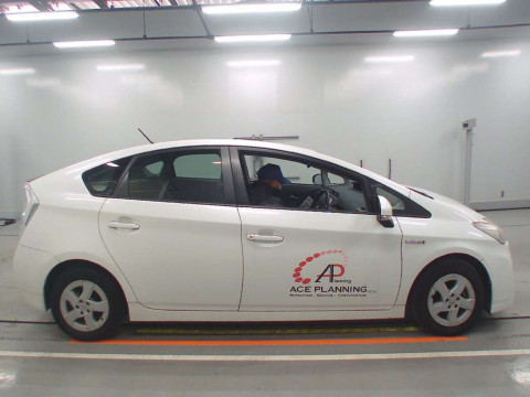 2011 Toyota Prius ZVW30[2]