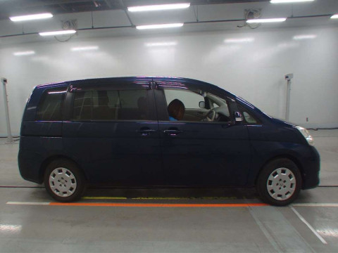 2011 Toyota Isis ZGM10G[2]