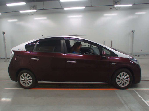 2014 Toyota Prius PHV ZVW35[2]