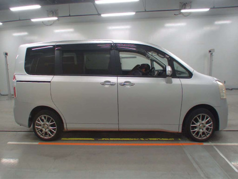 2009 Toyota Noah ZRR70G[2]