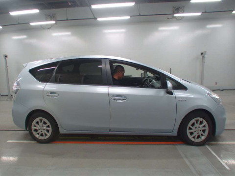 2012 Toyota Prius alpha ZVW40W[2]