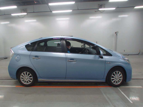 2013 Toyota Prius PHV ZVW35[2]