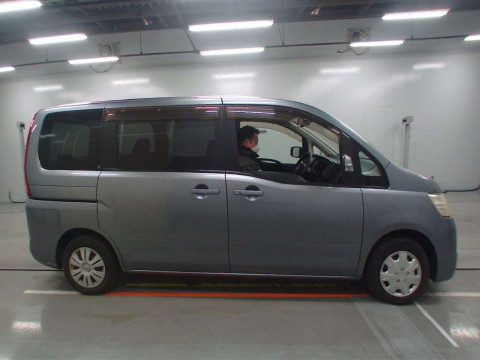 2010 Nissan Serena C25[2]