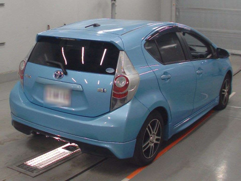 2012 Toyota Aqua NHP10[1]