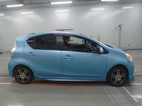 2012 Toyota Aqua NHP10[2]