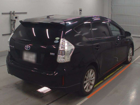 2013 Toyota Prius alpha ZVW41W[1]