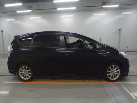 2013 Toyota Prius alpha ZVW41W[2]