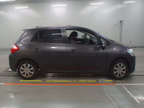 2011 Toyota Auris NZE151H[2]