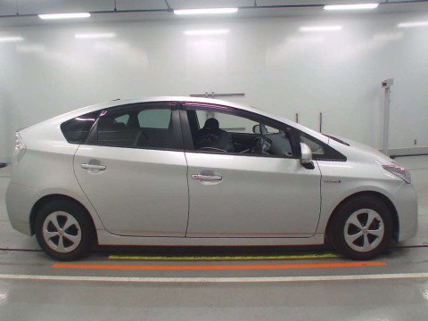 2014 Toyota Prius ZVW30[2]