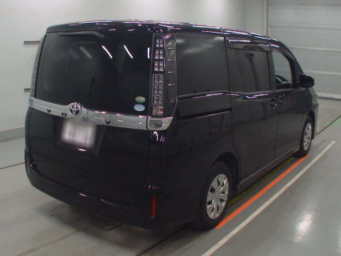 2015 Toyota Voxy ZRR80G[1]