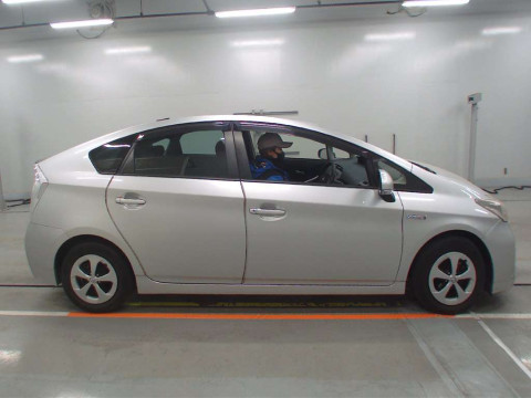 2013 Toyota Prius ZVW30[2]