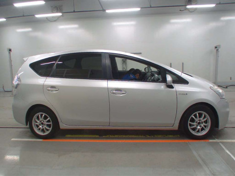 2012 Toyota Prius alpha ZVW41W[2]