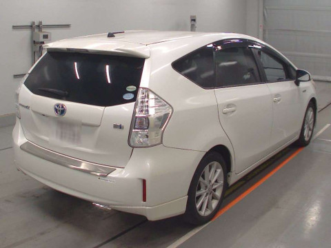 2013 Toyota Prius alpha ZVW41W[1]