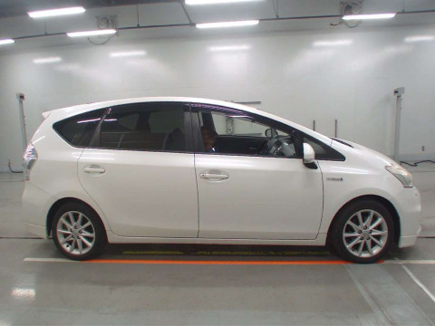 2013 Toyota Prius alpha ZVW41W[2]