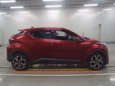 2017 Toyota C-HR ZYX10[2]