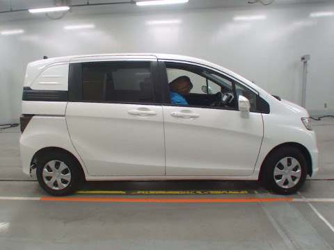 2013 Honda Freed Spike GB3[2]