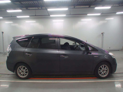 2014 Toyota Prius alpha ZVW41W[2]