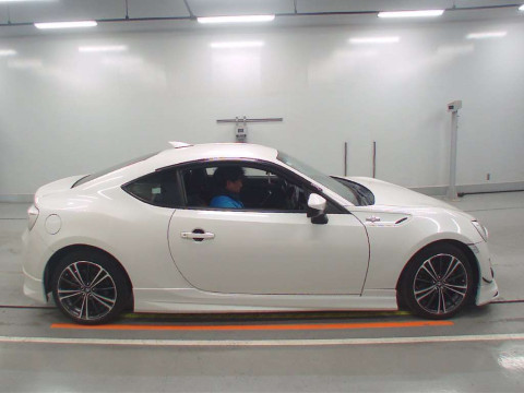 2013 Toyota 86 ZN6[2]