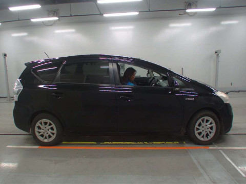 2011 Toyota Prius alpha ZVW40W[2]