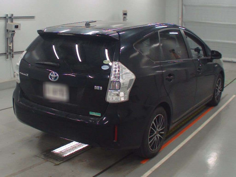 2012 Toyota Prius alpha ZVW41W[1]