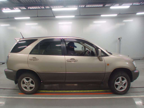 2002 Toyota Harrier ACU10W[2]