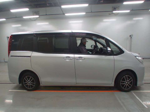 2017 Toyota Noah ZRR80G[2]