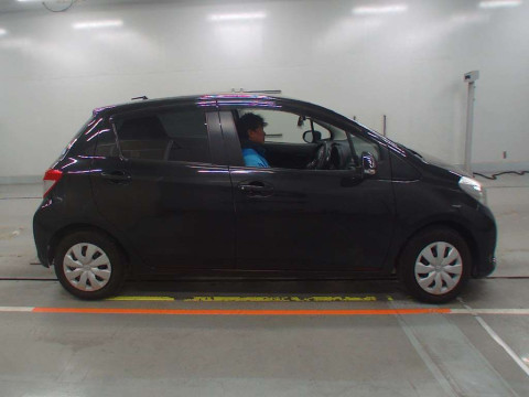 2014 Toyota Vitz NSP130[2]