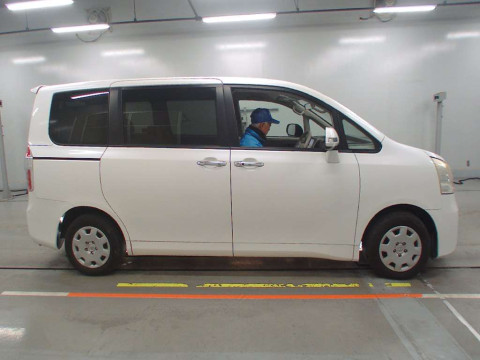 2009 Toyota Noah ZRR70G[2]