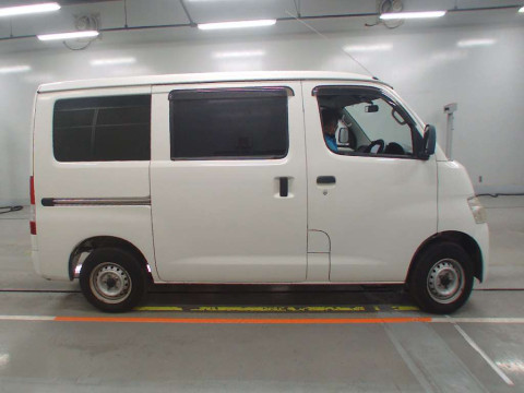 2009 Toyota Liteace Van S402M[2]