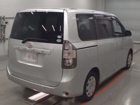 2010 Toyota Voxy ZRR70G[1]