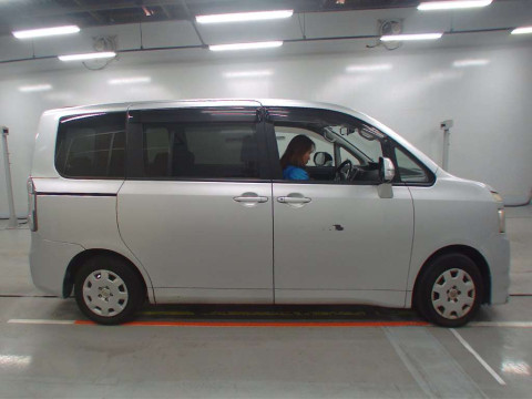 2010 Toyota Voxy ZRR70G[2]