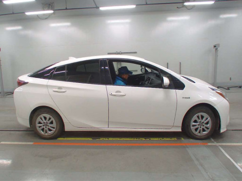 2017 Toyota Prius ZVW55[2]