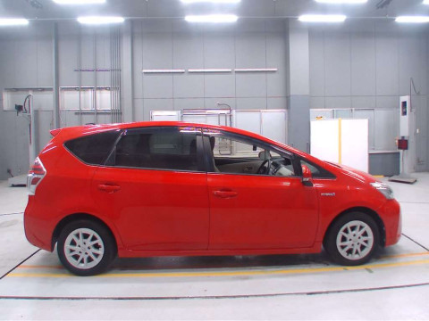 2015 Toyota Prius alpha ZVW41W[2]