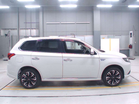 2016 Mitsubishi Outlander PHEV GG2W[2]